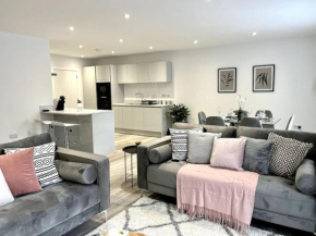 Luxury 3 Bed House w Parking & Garden! 1